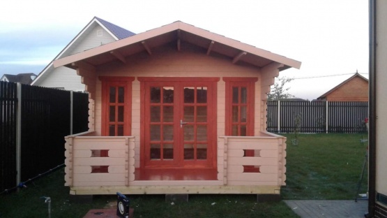 Садовый дом с террасой из профилированной доски проекта 3,8х4,5 «Изящный»