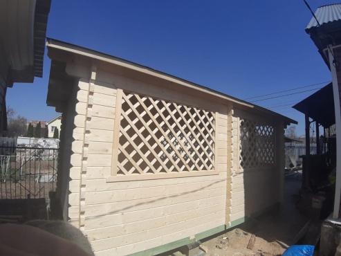 Беседка из бруса 3,5х5 «Провинциальный шарм» построена с деревянными оконными решётками