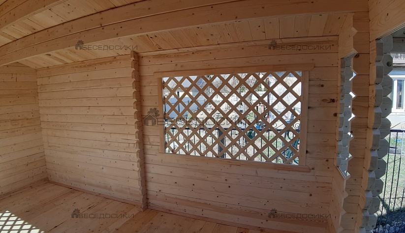 Беседка из бруса 3,5х5 «Провинциальный шарм» построена с деревянными оконными решётками